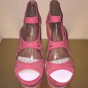 Coral wedges with zipper closure